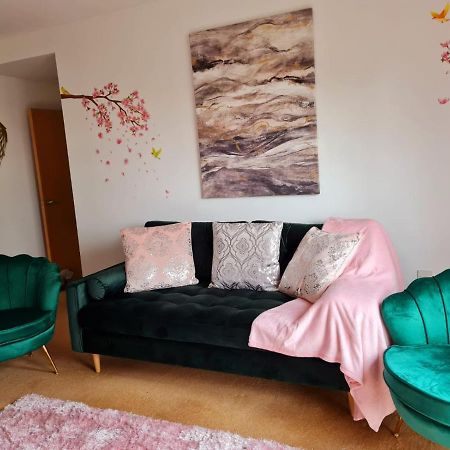 Emerald Blossom-Central Warrington, Luxurious Yet Homely, Wifi, Secure Parking Exterior foto